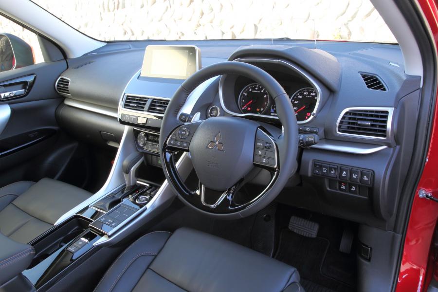 Интерьер Mitsubishi Eclipse Cross 2017 года  (JP) (фото 12 из 41)